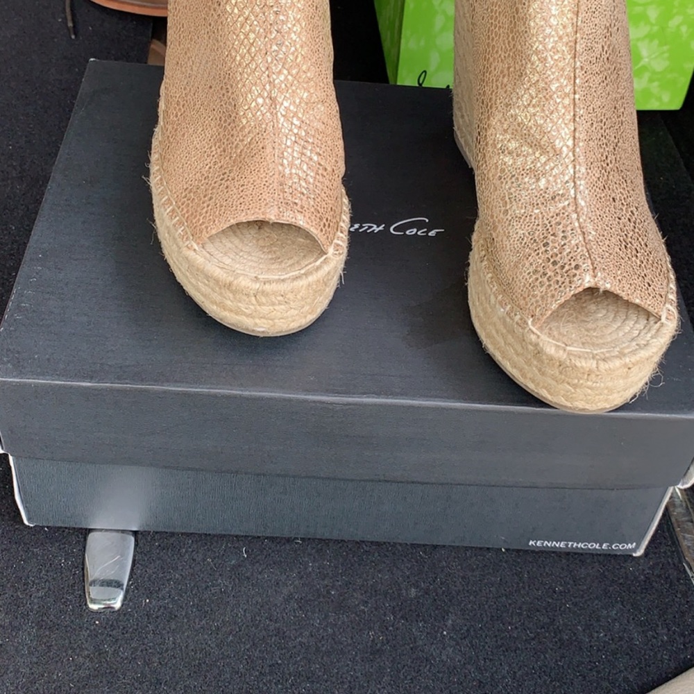 Size 8 gold/husk Kenneth Cole Wedges